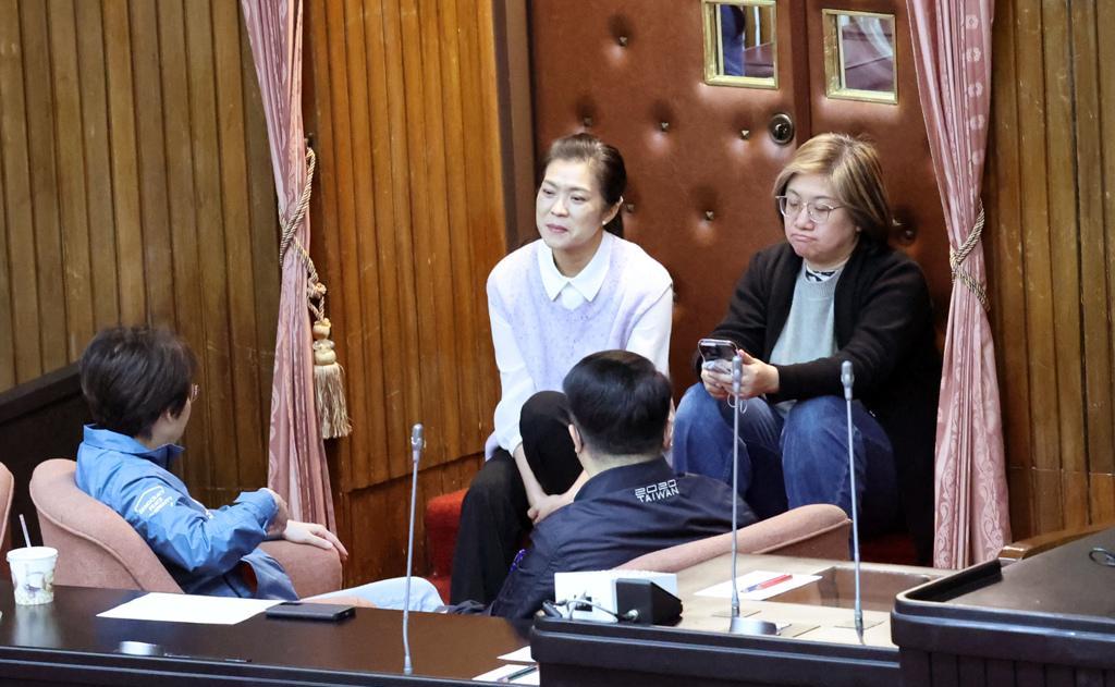 民进党再次瘫痪“立法院”！
美国对台湾实施对等关税，“行政院长”卓荣泰昨邀朝野党