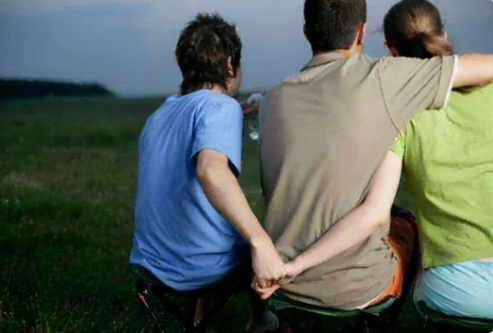 “冤不冤！”一男子得知妻子宫外孕后，便陪妻子去医院做了流产，可事后才知道孩子不是