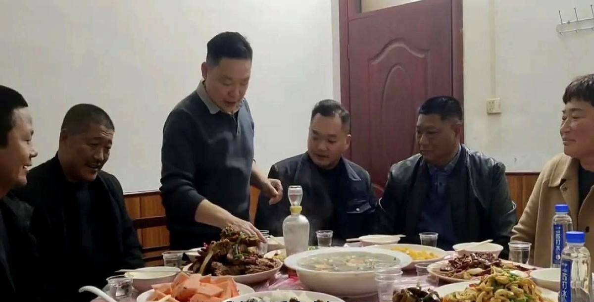 网红连杰被指责不懂人情世故





就这？千万身家网红就这格局？



最近，