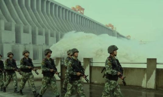 2004年4月，三峡大坝出现了三名鬼鬼祟祟的“游客”，巡逻的警卫人员迅速将其控制