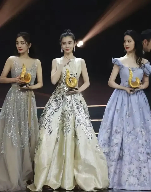 哇塞，杨幂、刘亦菲、杨颖同框，这场面，简直是“神仙打架”！
 
刘亦菲一现身，那