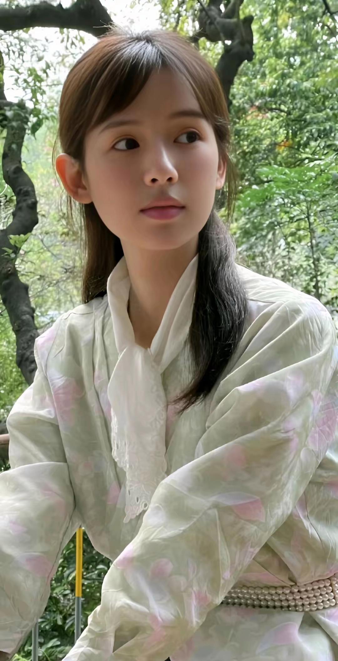 在森林深处，遇见那个如精灵般纯净的女孩，她的笑容，如同春日里最温柔的暖阳。