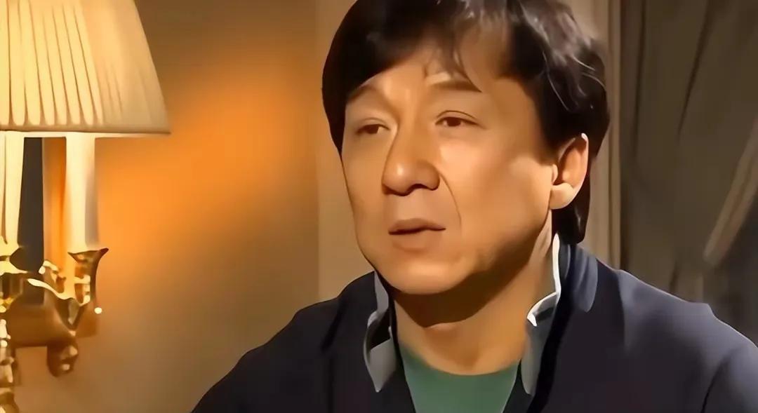 成龙采访说：当年自己被两把武士刀压着去片场拍戏，所以香港艺人从来不敢耍大牌，因为