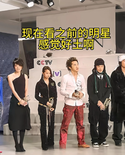 看来王菲一直走在时尚的前沿