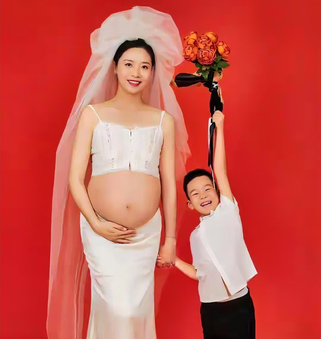 女排女神魏秋月，晒出美丽的二胎孕照，看着像是个女儿吧，这真是事业爱情双丰收，太让