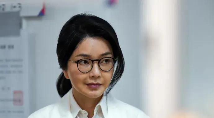 硅胶脸金建希病了，现在是“人人喊打”，真的挺惨，连普通人都不如。她因抑郁症被拒绝