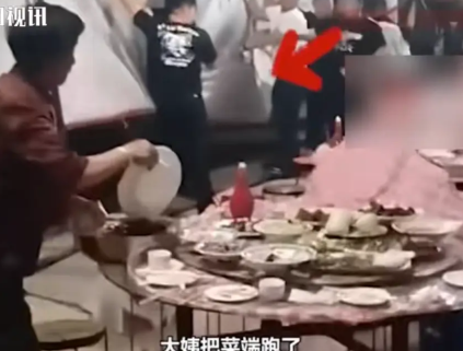 “太尴尬了！”近日，山东滕州，一对新人在村里结婚的时候，突然遭遇了大风，宾客为了
