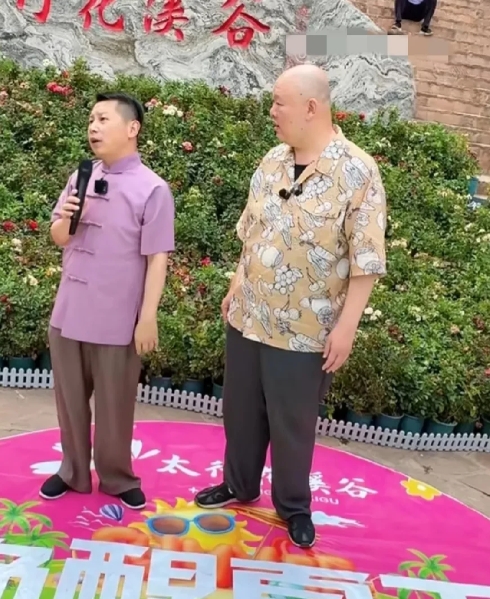 何云伟带着王玥波去景区撂地演出了，有人说这可太惨了，连个舞台桌子都没有，离开德云