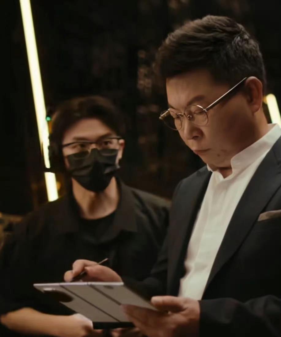 去年，友商信誓旦旦的说今年会推出三折叠手机，结果，影都没有。
现在，华为即将推出