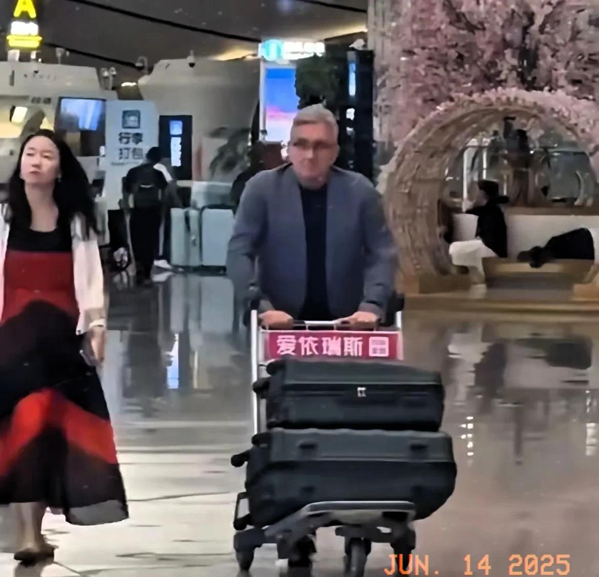 伊万于北京时间凌晨1点正式离开东方大国，前往卡塔尔。这个时间出发，正好赶上卡塔尔
