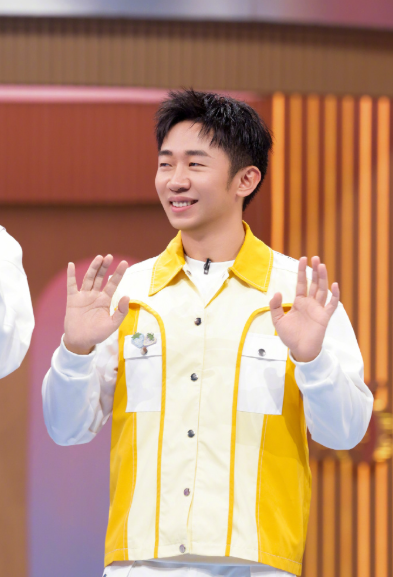 网友发来一张他早年参加活动的“黑 历 史”照片，他非但不生气，还回“这发型当时觉