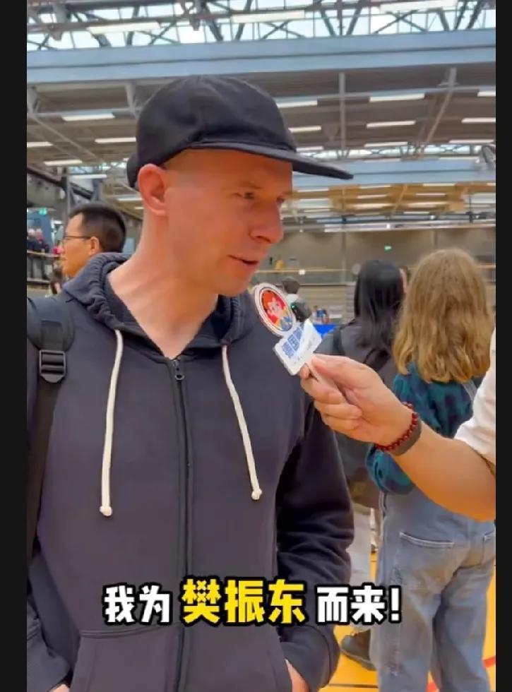 樊振东加入德甲之前，你能想象到这样的画面吗？
在异国他乡，一群外国面孔的人说：“