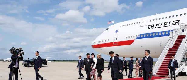 为参加韩美首脑会谈而访美的李在明总统和金惠京夫人于当地时间24日抵达华盛顿安德鲁