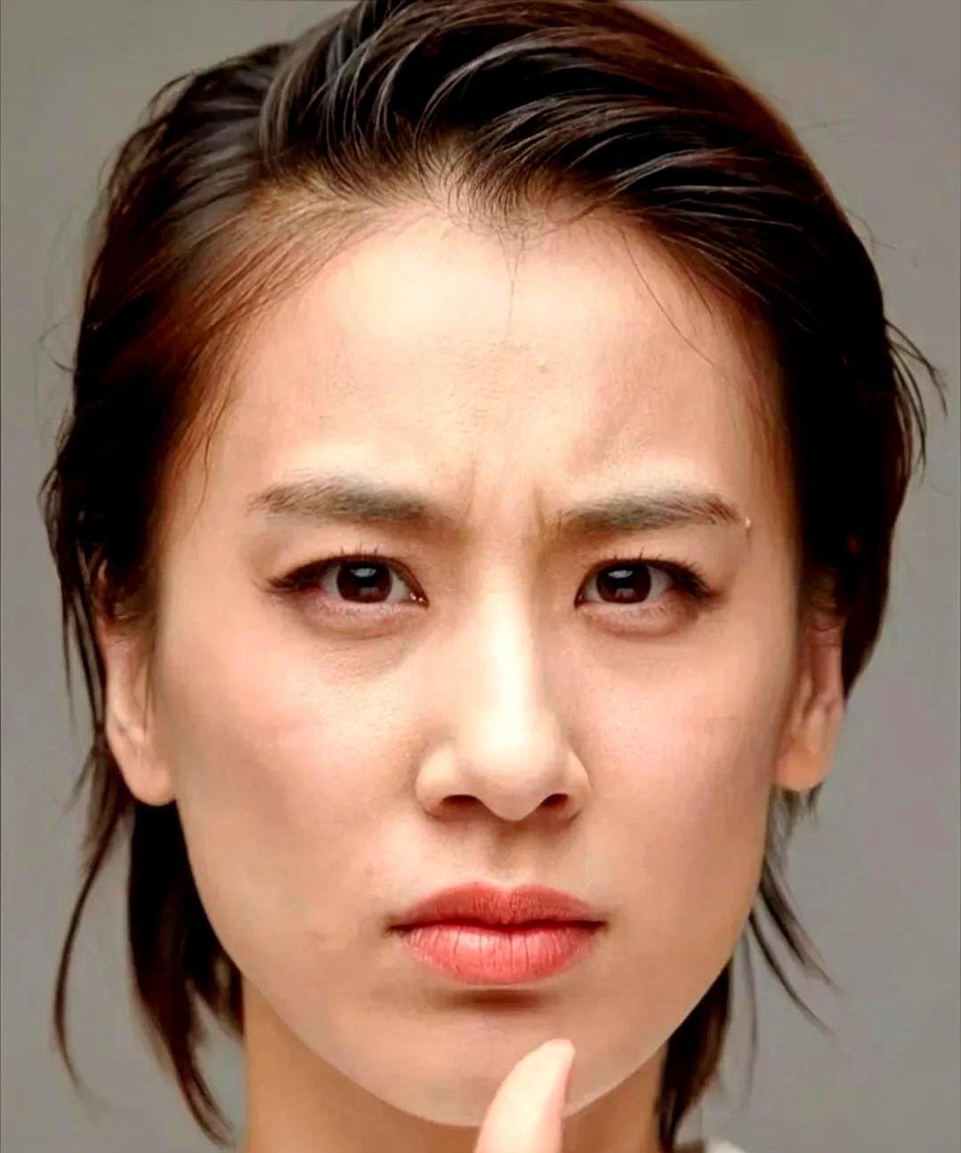 我给我婆婆看了黄圣依这张照片，我婆婆说看黄圣依这个面相，她绝对是个狠人，根本不是