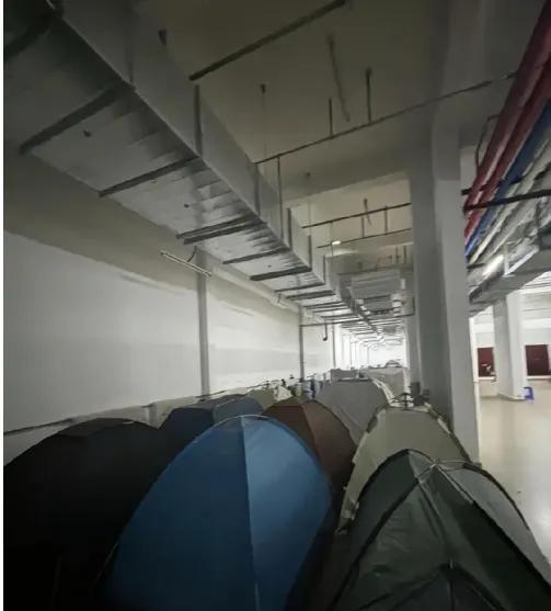 某大学，因宿舍没有装空调，酷热难耐，很多大学生便在地下室睡帐篷。据说地下室比宿舍