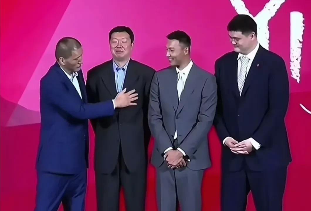 大家还记得这个画面吗？
中国男篮四大金刚同框
这四位可以说是男篮史上天花板的存在