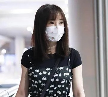 柳岩风格大蜕变！印花裙配黑色T恤惊艳亮相，时髦洋气，减龄效果直接拉满！