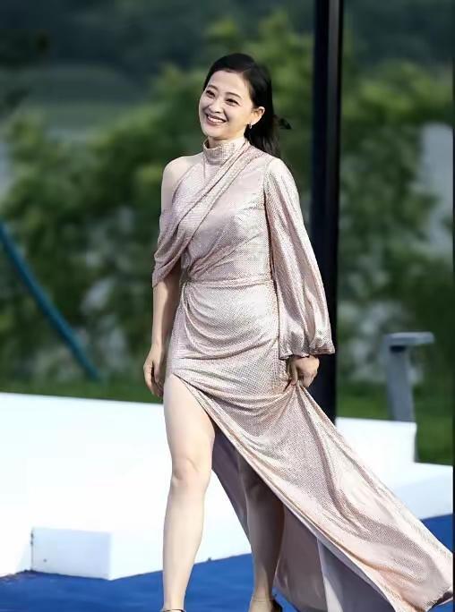 我能说，女人“肉一点”才更好看吗？
梅婷仿佛没有年轻过，但也没老过，她的花期太长