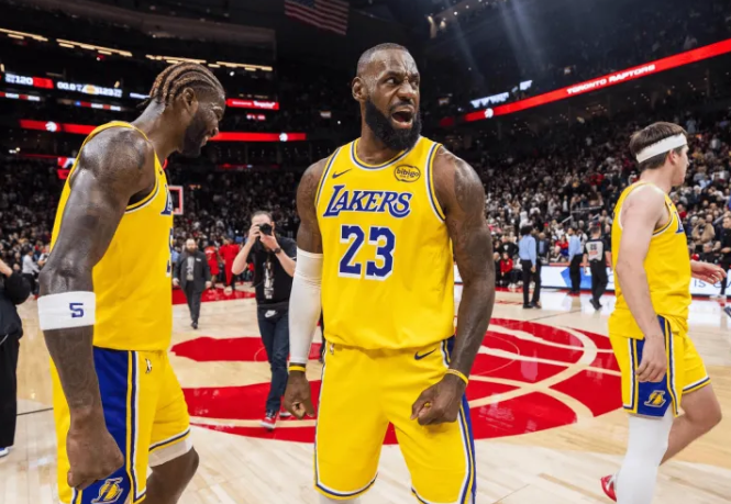 詹姆斯面对这样一个可以由自己绝杀赢球、且得分上双的机会，他却选择找到空位的队友命