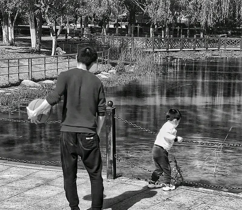 媒体评男孩与亲爸后妈远行坐后备箱 媒体对男孩和亲爸后妈远行坐后备箱一事作出评论，