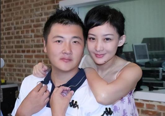 1999年，成名后的孙楠抛弃了同居10年的女友辛欣，转身娶了神交已久的买红妹。9