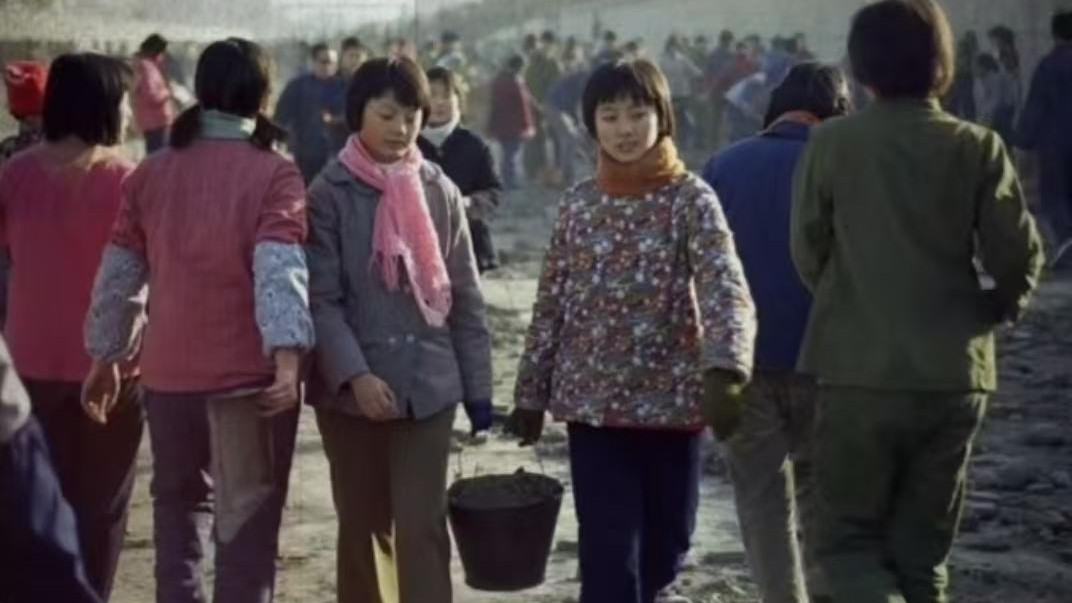 我56岁，退休后为爱离婚，每月2千工资，没钱没房，不知该如何过