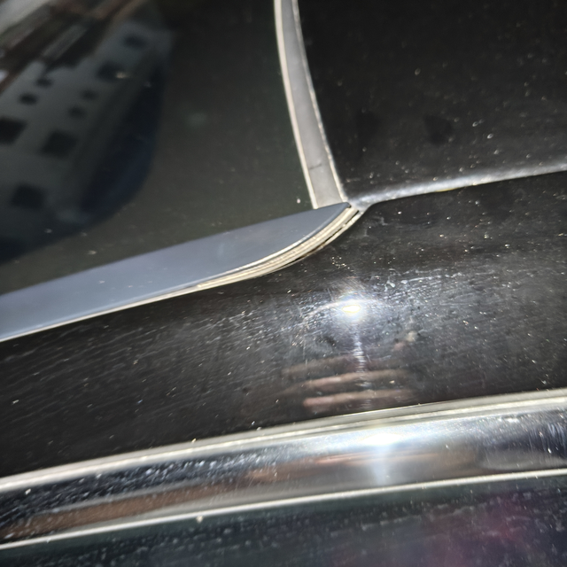 挡风玻璃胶条翘边
刚买不到半个月，发现挡风玻璃两边上面的胶条顶端有点翘起来了，应