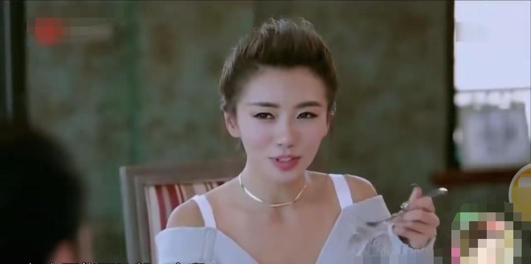 程晓玥说：“郑恺是白羊座，做事风风火火的，脾气还是蛮大的。”
“我和他有时会吵架