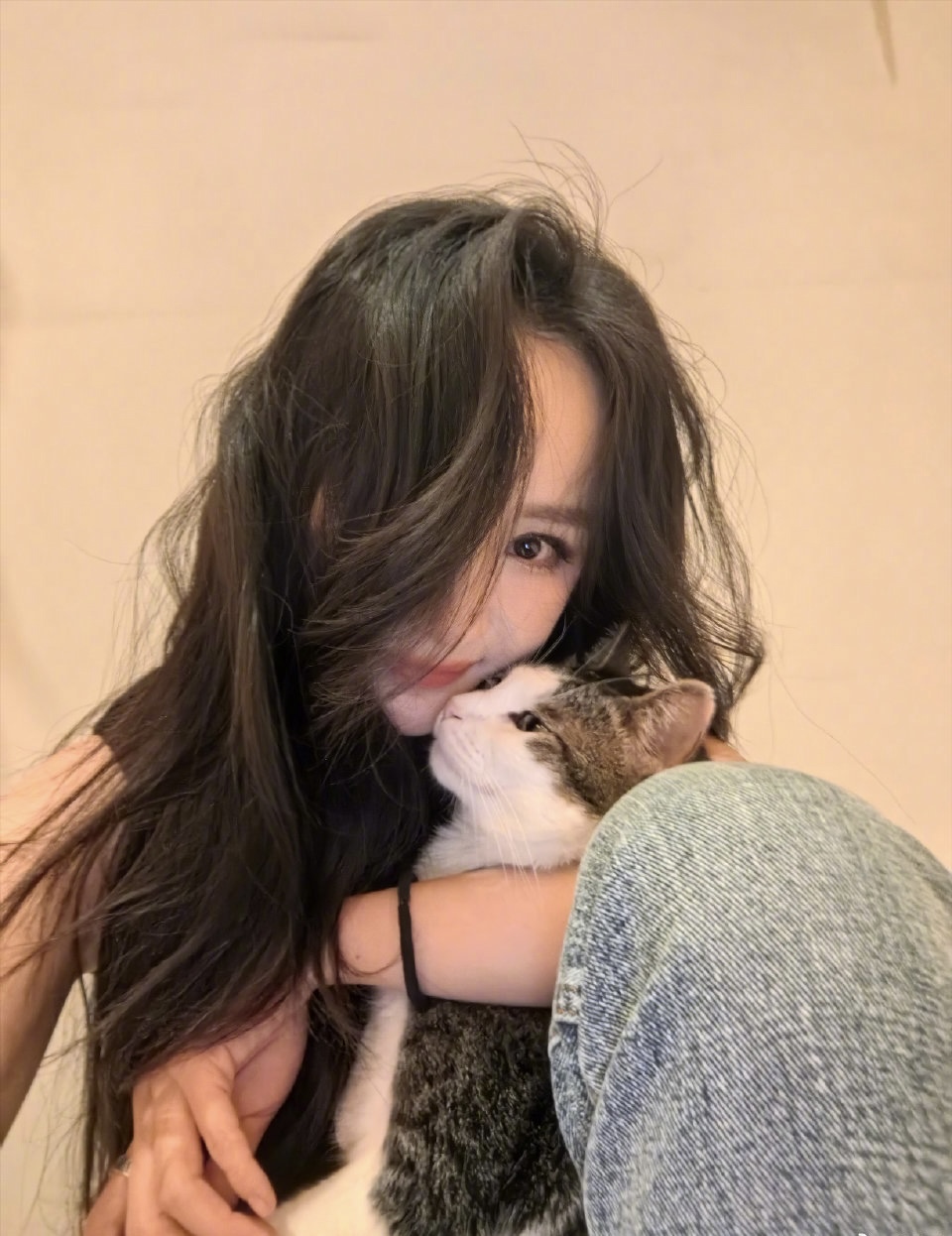 杨幂颜值大回春，靠的是氛围感发型和萌宠。五一假期最后一天，杨幂晒出美照，发型看似