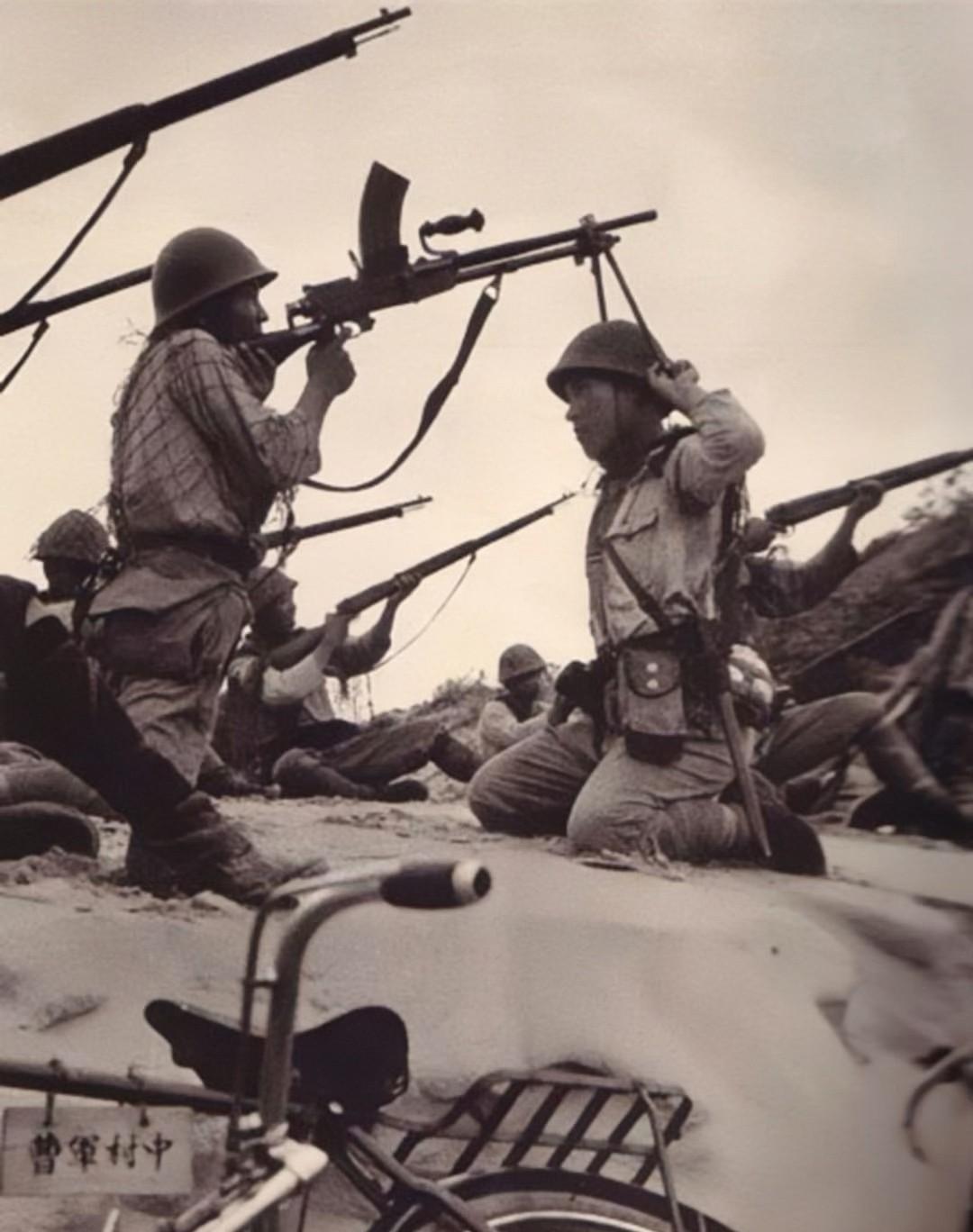 1942年，太平洋战场，一群日军正用准备枪打美军的飞机，这其中威力最大的是一把9