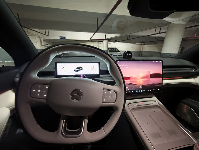 真的是浪费了这么好的屏幕
这屏幕的分辨率，对比度，亮度真的很不错，和我的 iPa