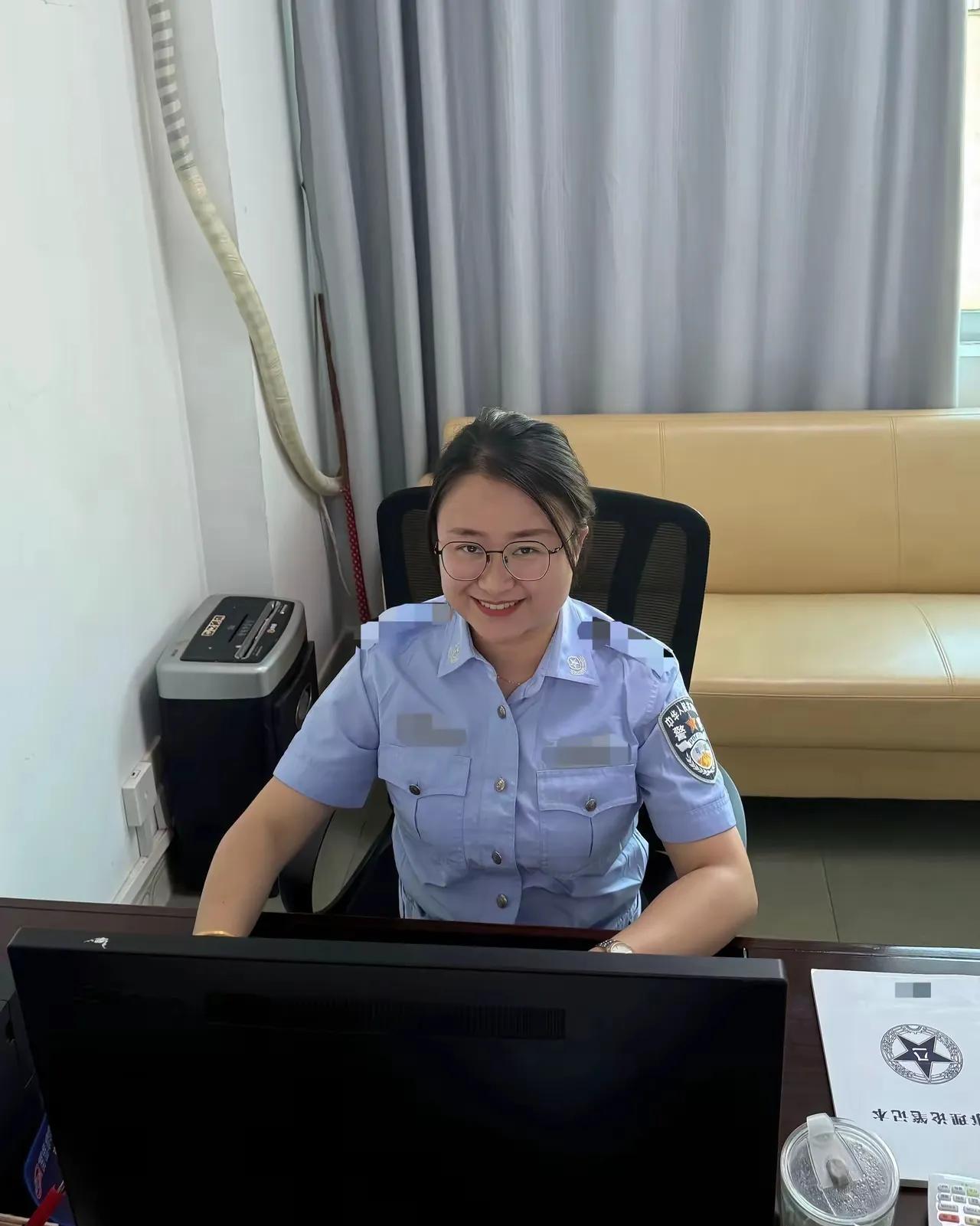 很多人凭第一印象认为小美女是名辅警。
     其实，从照片及环境可以判断出小美