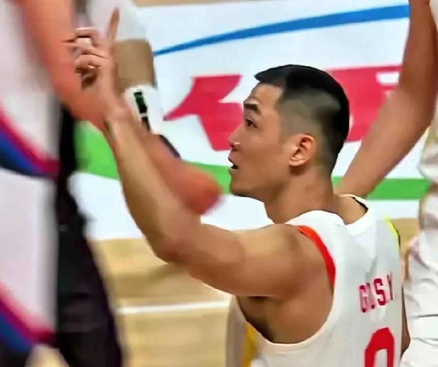 就凭这几个进攻篮板，高诗岩证明了郭士强带上他没有错。
今晚击败韩国的比赛中，高诗