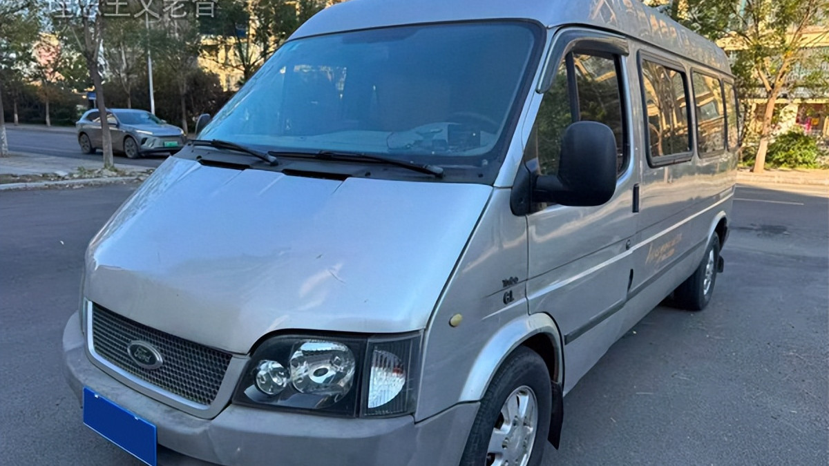 整洁实用动力强，银色福特全顺改装床车旅行，宿营车自驾游更方便