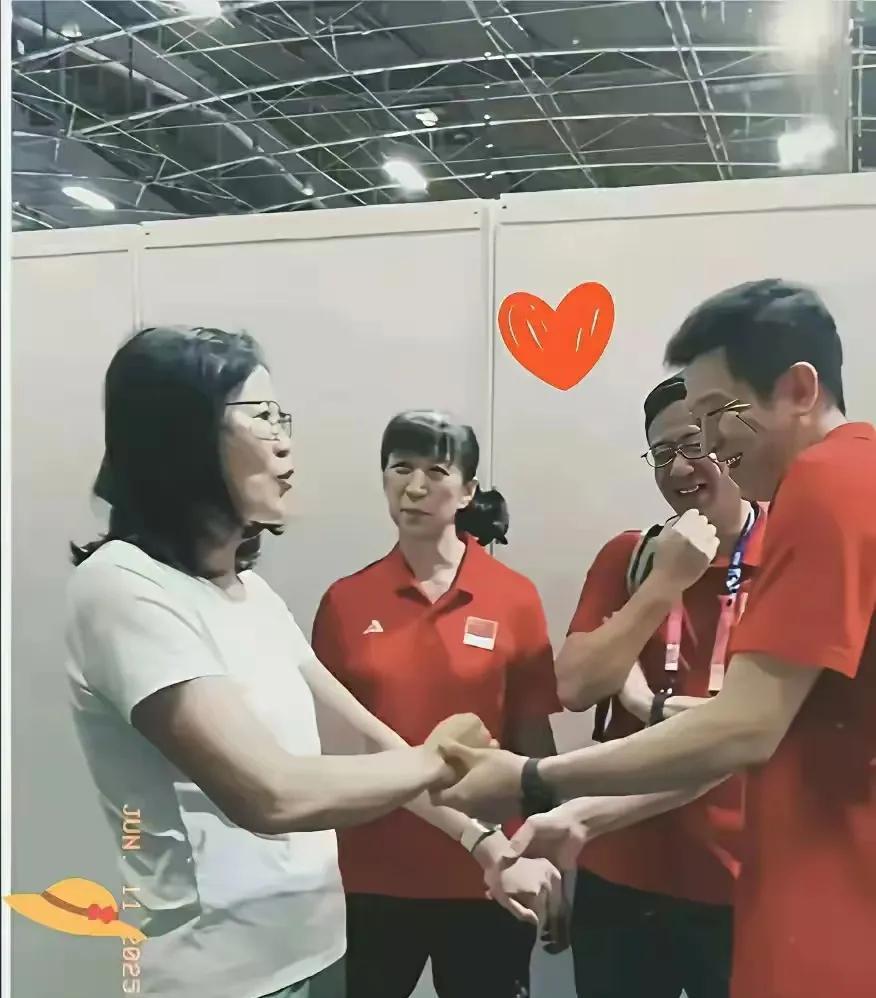 赖亚文曾经是郎平
的小迷妹
看到郎平
眼里的小星星藏也藏不住
无论是真是假
那真