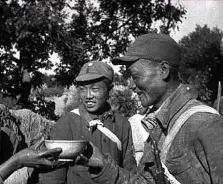 1947年，地下党被处决前婉拒房东送的断头饭：“我吃不下”，房东弯腰轻声说：“这