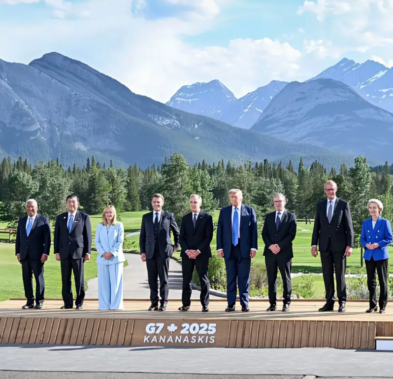 特朗普借口有事，提前离开加拿大G7会议。
加拿大总理说，没有美国，没有特朗普，就