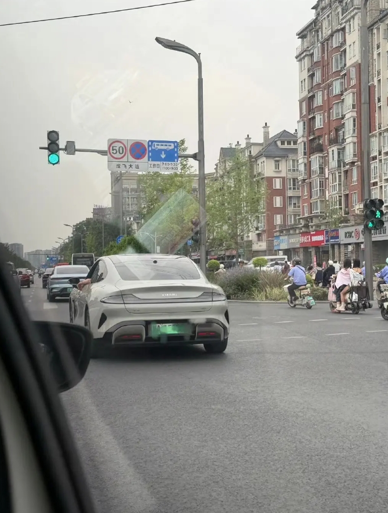 小米SU7在这25.8万销量加持下已经变成街车了。偶遇概率真的高。
这么好的车大