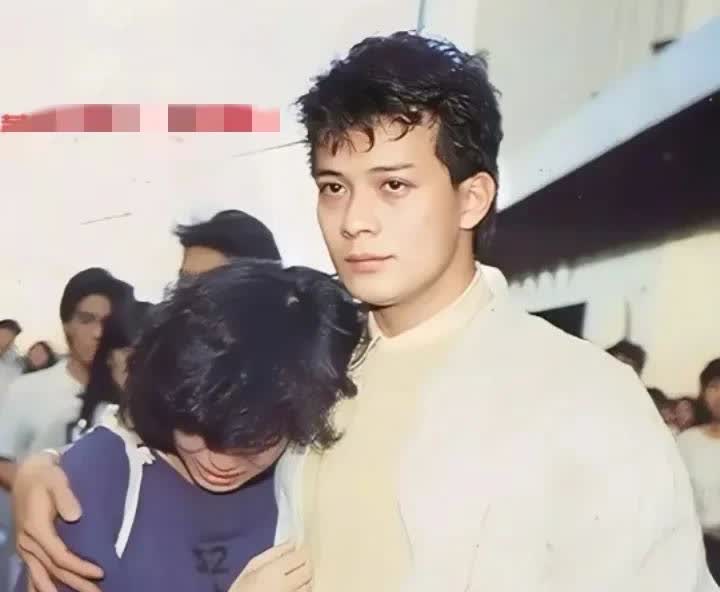 1985年，翁美玲的葬礼上黄日华和女友一张留影，女友抱住黄日华失声痛哭而黄日华则