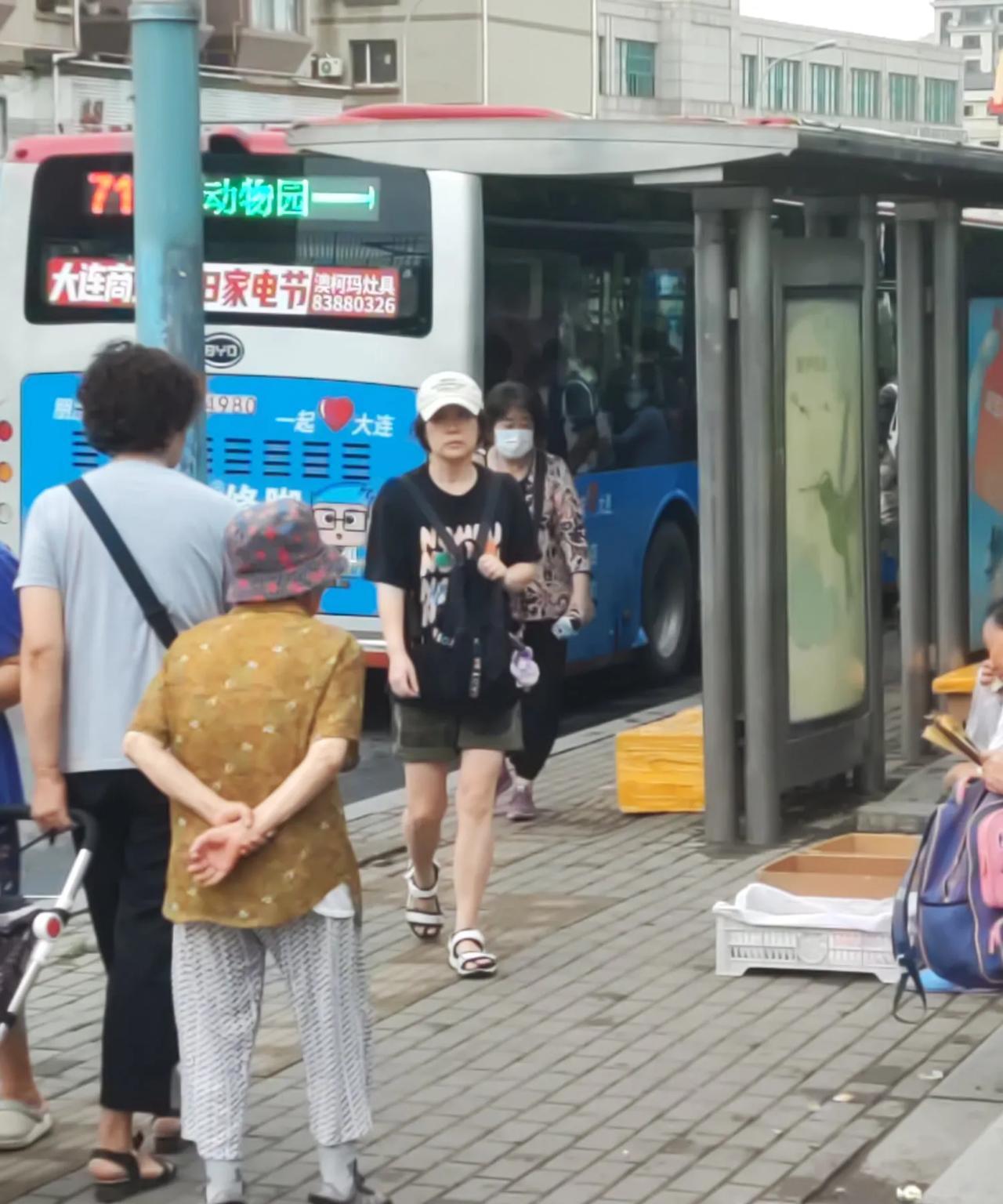 大连公交车7月1日涨价的事闹得沸沸扬扬 ，据说还开了听证会，但是实际上至今也没涨