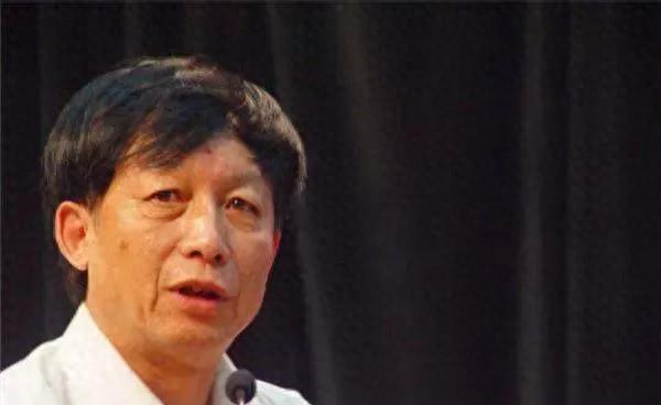 2015年，冯小刚张国立提议继续使用繁体字代替简体字，话音刚落，易中天反问道：“