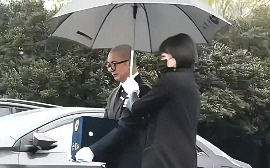 大S在去世42天后，于3月15日正式安葬。巧合的是，当年她与汪小菲的婚礼遭遇大风