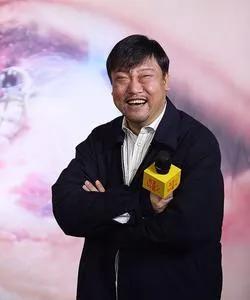 端午节，贾冰妻子胡凡凡在社交平台晒出二人合照，配文“从此家中多了一个瘦子” 。照