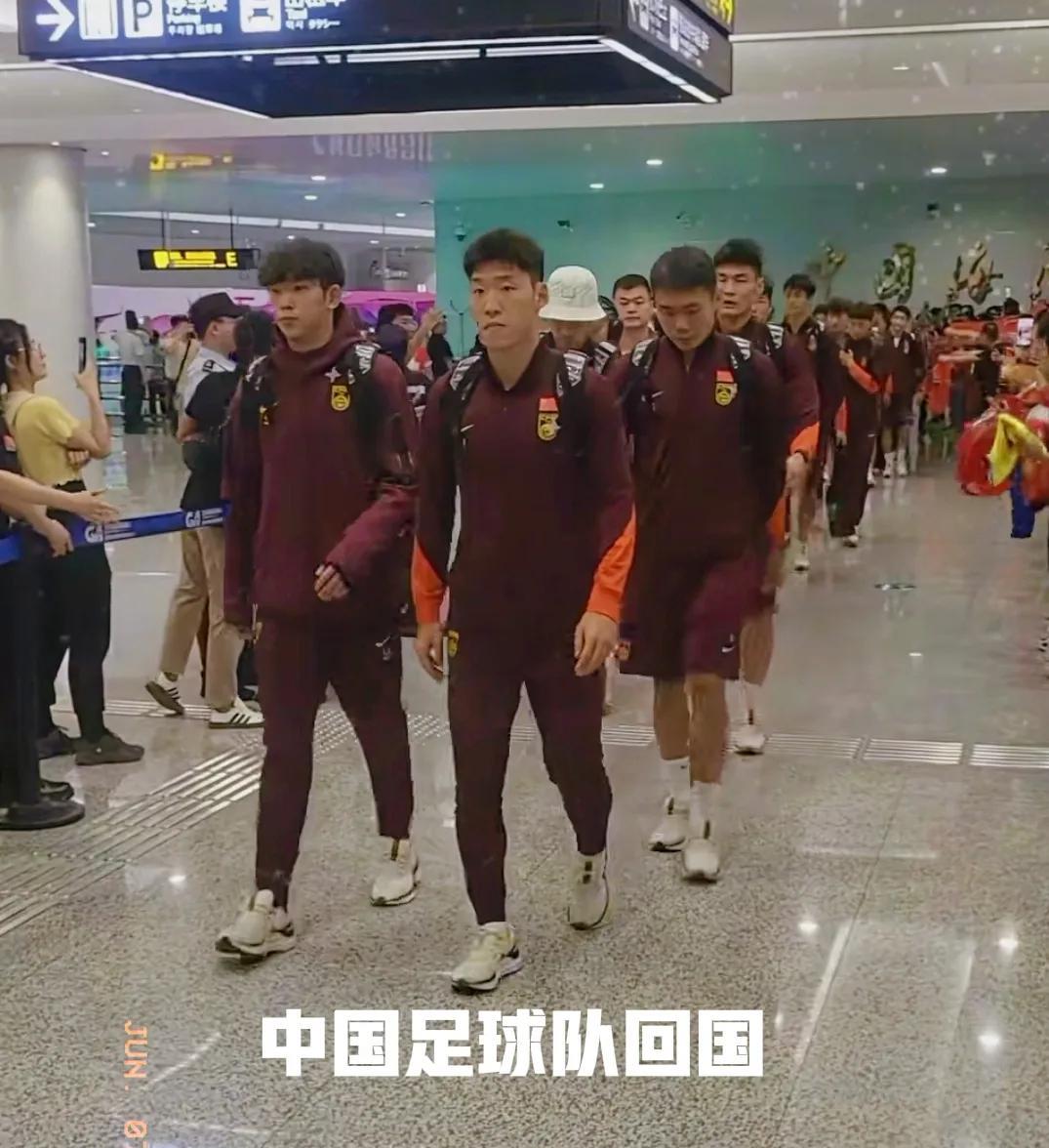 中国男足又双叒叕“体面”归来！
机场围满球迷，却不是夹道欢迎的鲜花，而是满屏“吐