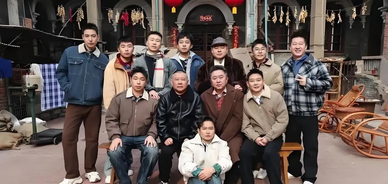 德云男团大合影，别看谁能想到当年不起眼的两人，后来都成为了中国最牛社团的老板！一