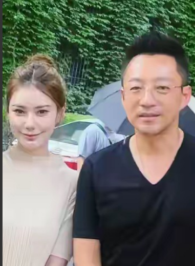 麻油，汪小菲和马筱梅又被网友给碰到了！
看样子他是从四川泸州老窖考察完回北京了，