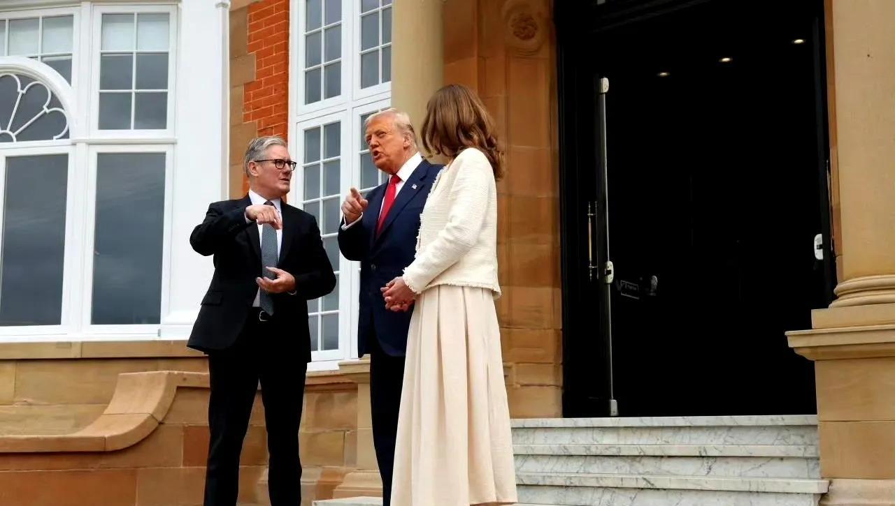 英国苏格兰，特朗普在其私人俱乐部接待登门造访的英相斯塔默夫妇。 ???