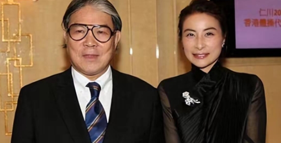 2020年的一次采访，记者问霍震霆:“你的儿媳妇郭晶晶怕你吗？”霍震霆不好意思地