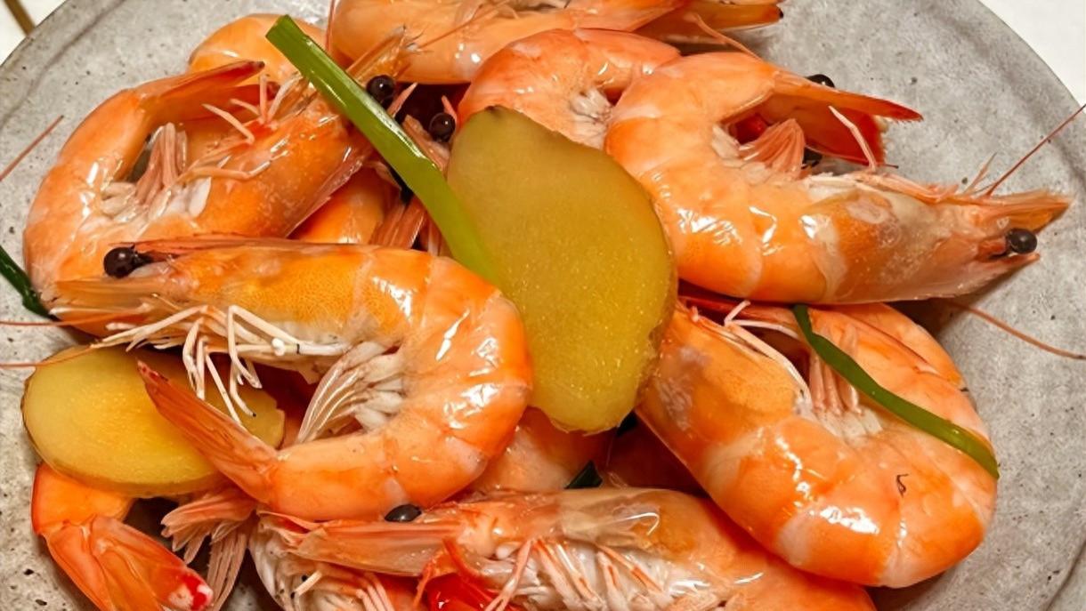 煮大虾时，千万别用清水煮，大厨教我一招，虾肉鲜嫩不腥不柴