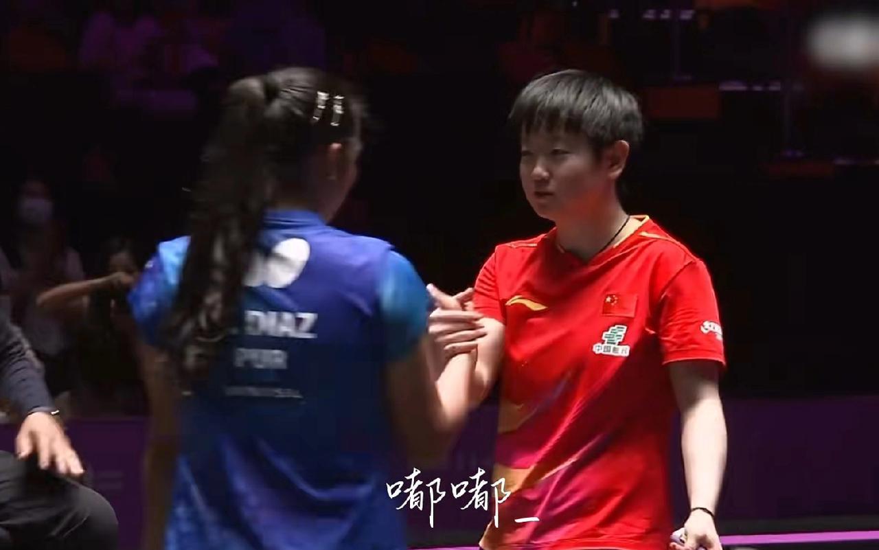 打完，莎莎和迪亚兹都笑了
今天莎莎打爽了，好朋友发挥也很出色，场上打得披头散发，
